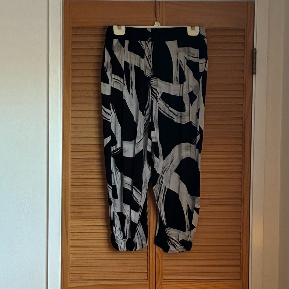 Stylish Black and White Cropped Pants - Picture 2 of 7